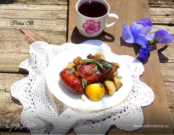 Курица с колбасками, луком и шалфеем Курица с колбасками, луком и шалфеем