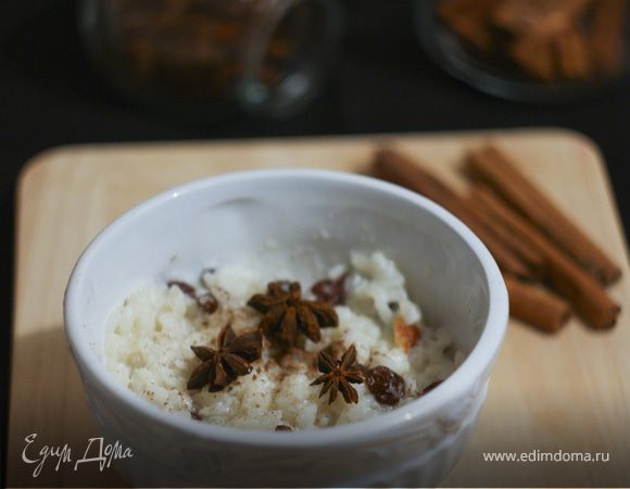 Пряная рисовая каша с изюмом на кокосовом молоке