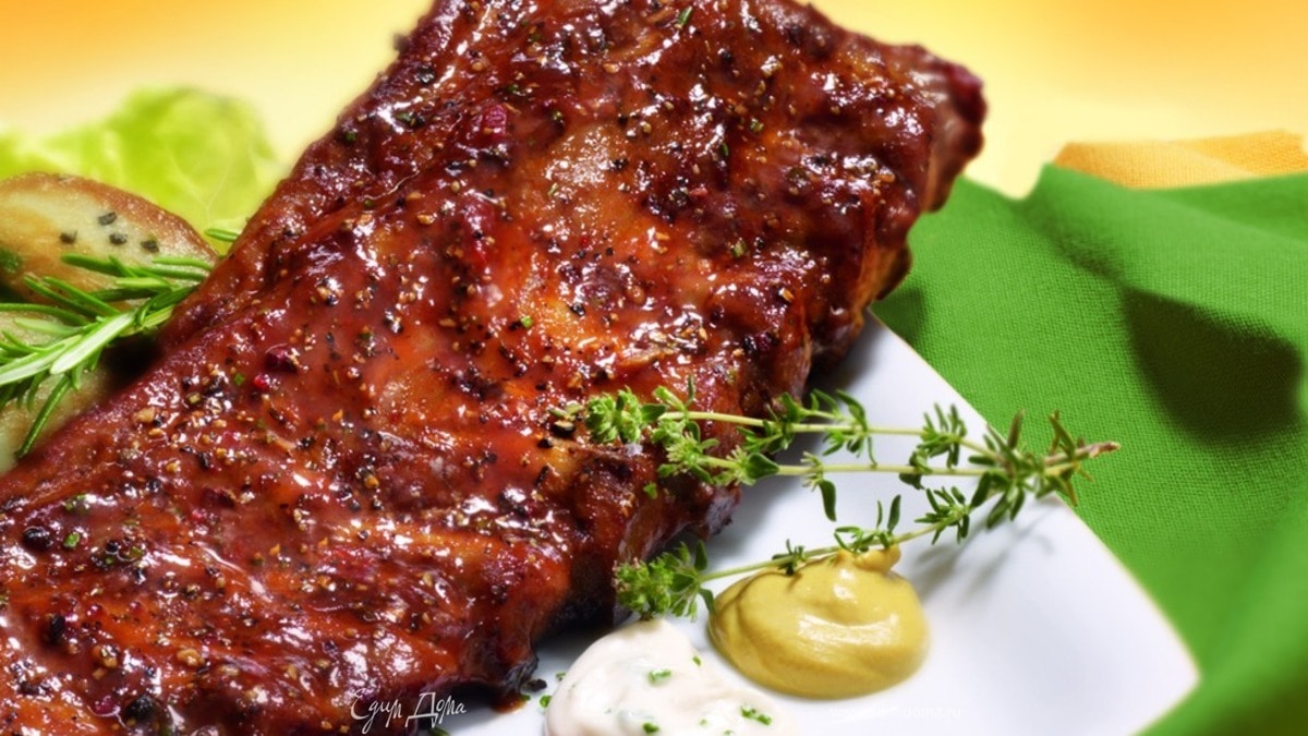 Свиные ребрышки в чесночном соусе