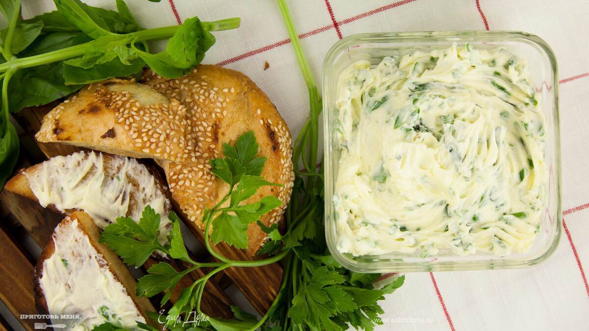 Пряное масло с травами и чесноком