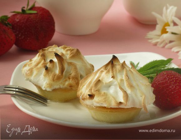 Тарталетки с клубникой и мороженым на гриле