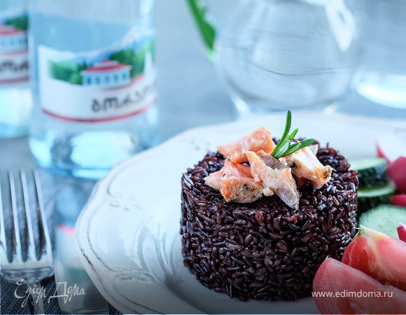 Черный рис, приготовленный в казане Черный рис, приготовленный в казане