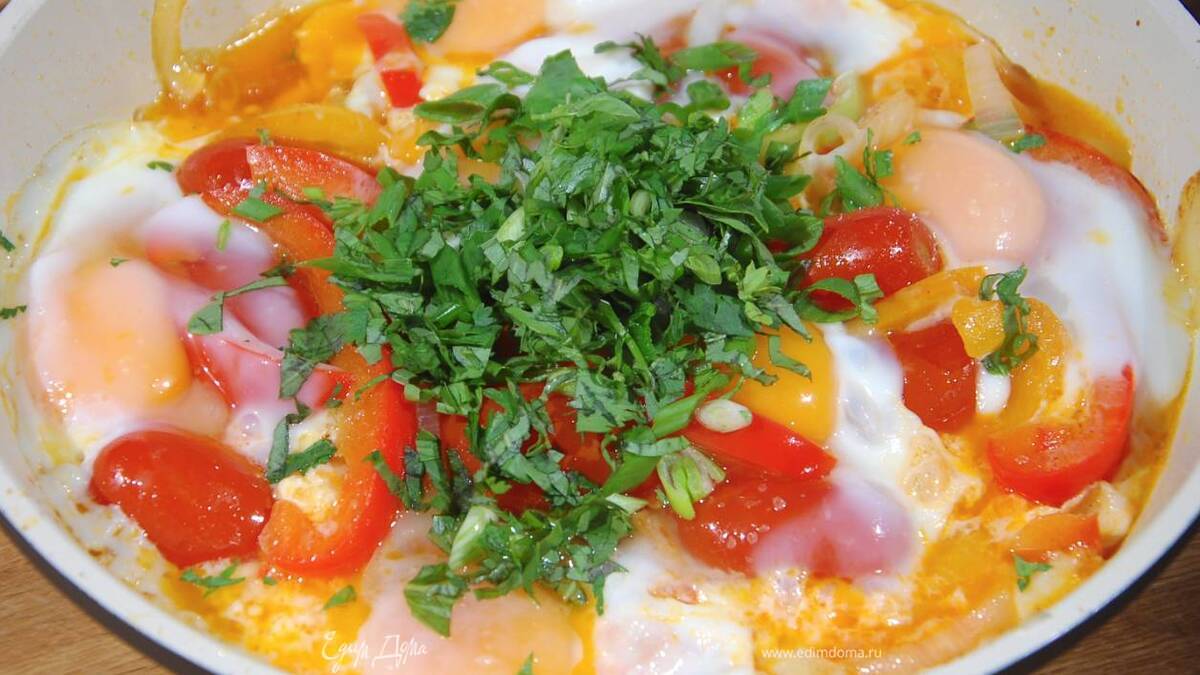 Яичница со сладким перцем, луком и помидорами