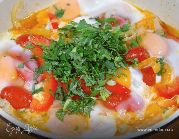 Яичница со сладким перцем, луком и помидорами 