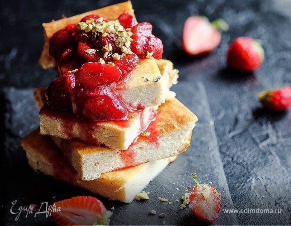 Творожная запеканка с ванилью, клубничным соусом и фисташками