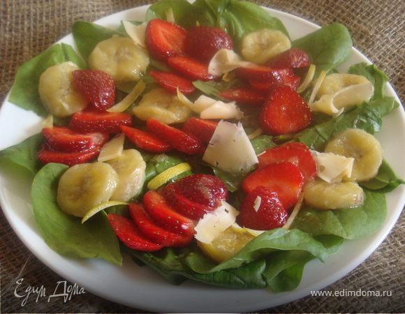 Салат с клубникой,шпинатом и жареным бананом