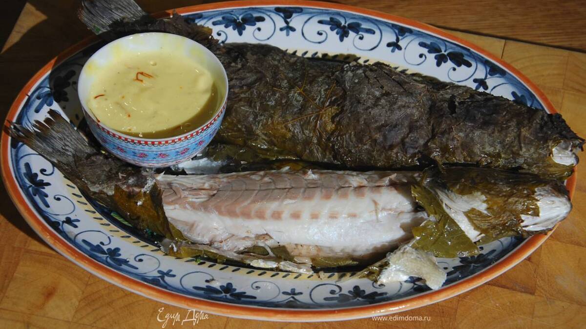 Сибас в виноградных листьях