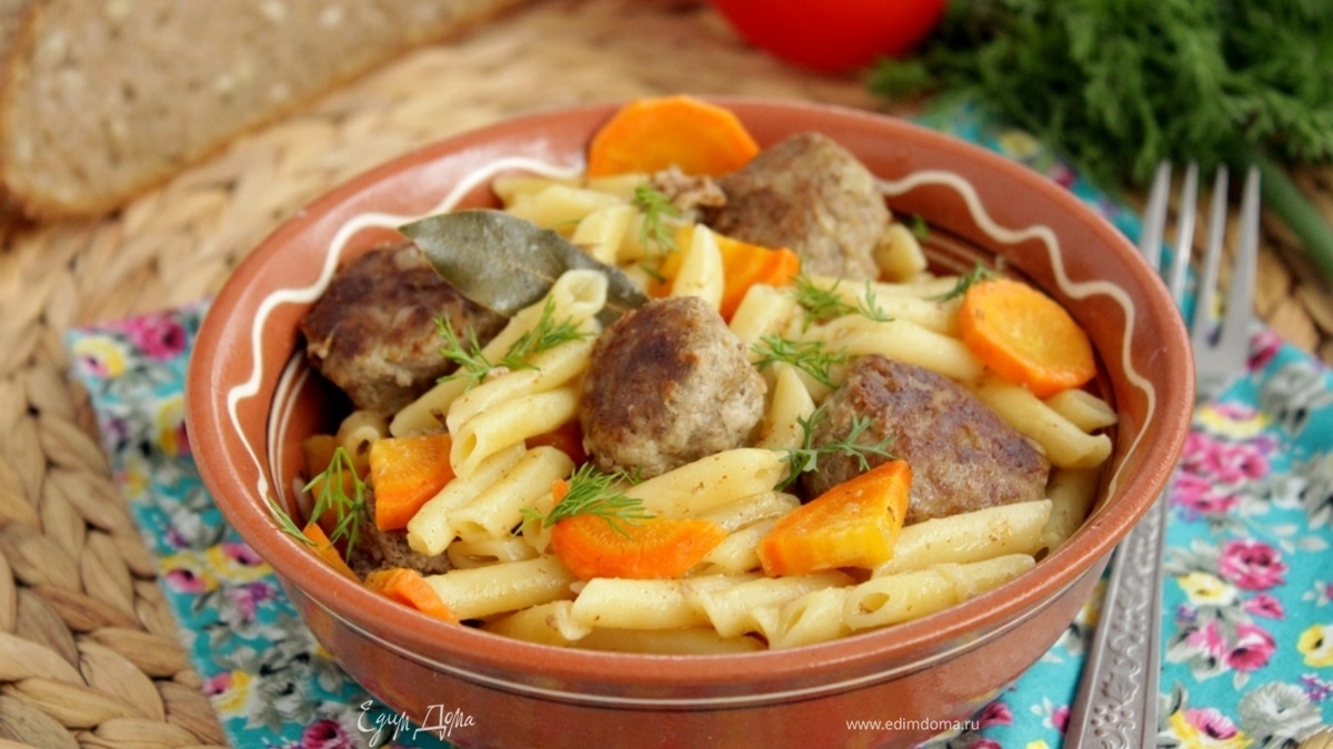 Жаркое с фрикадельками и макаронами