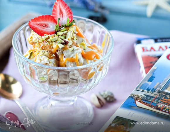 Мороженое из замороженного банана с арахисовой пастой и соленой карамелью