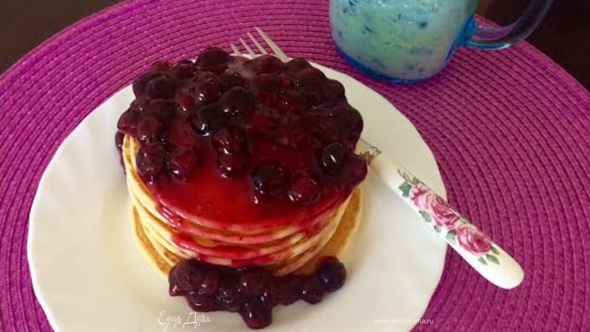 Pancakes with blueberry syrup (Панкейки)