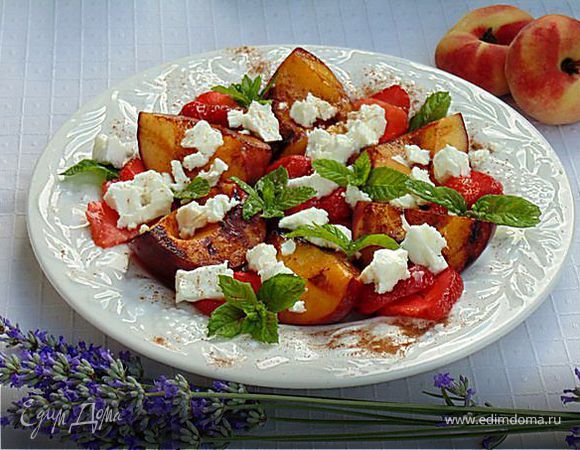 Персики-гриль с клубникой и фетой Персики-гриль с клубникой и фетой