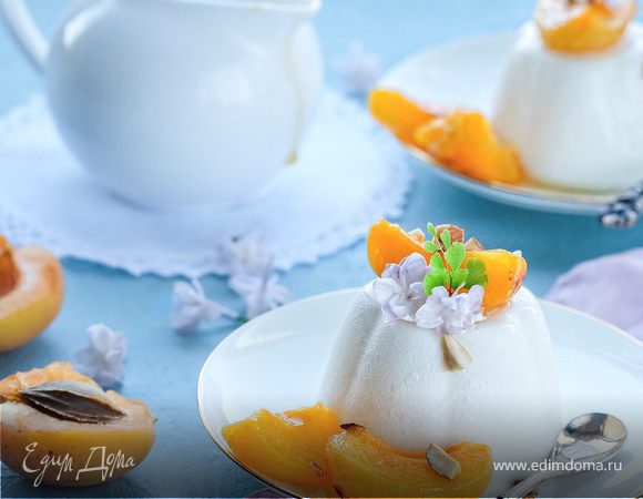 Сливочная панна котта с абрикосами в легком сиропе с миндалем