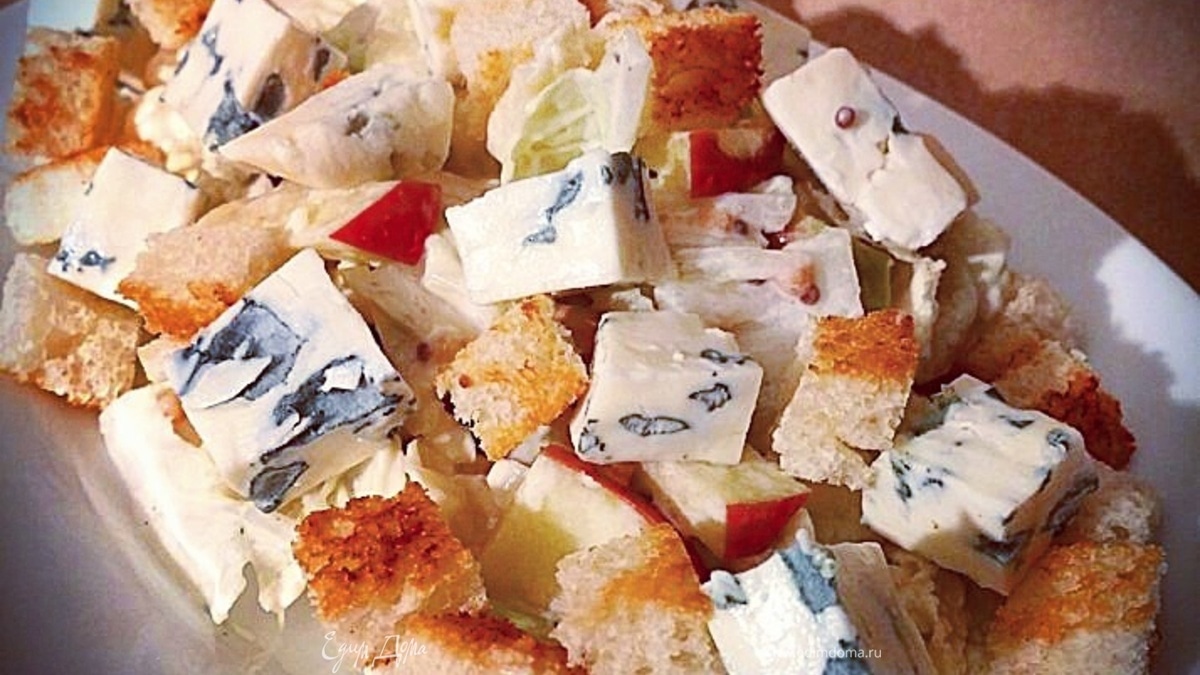 Салат с яблоком, пекинской капустой и сыром Рокфор