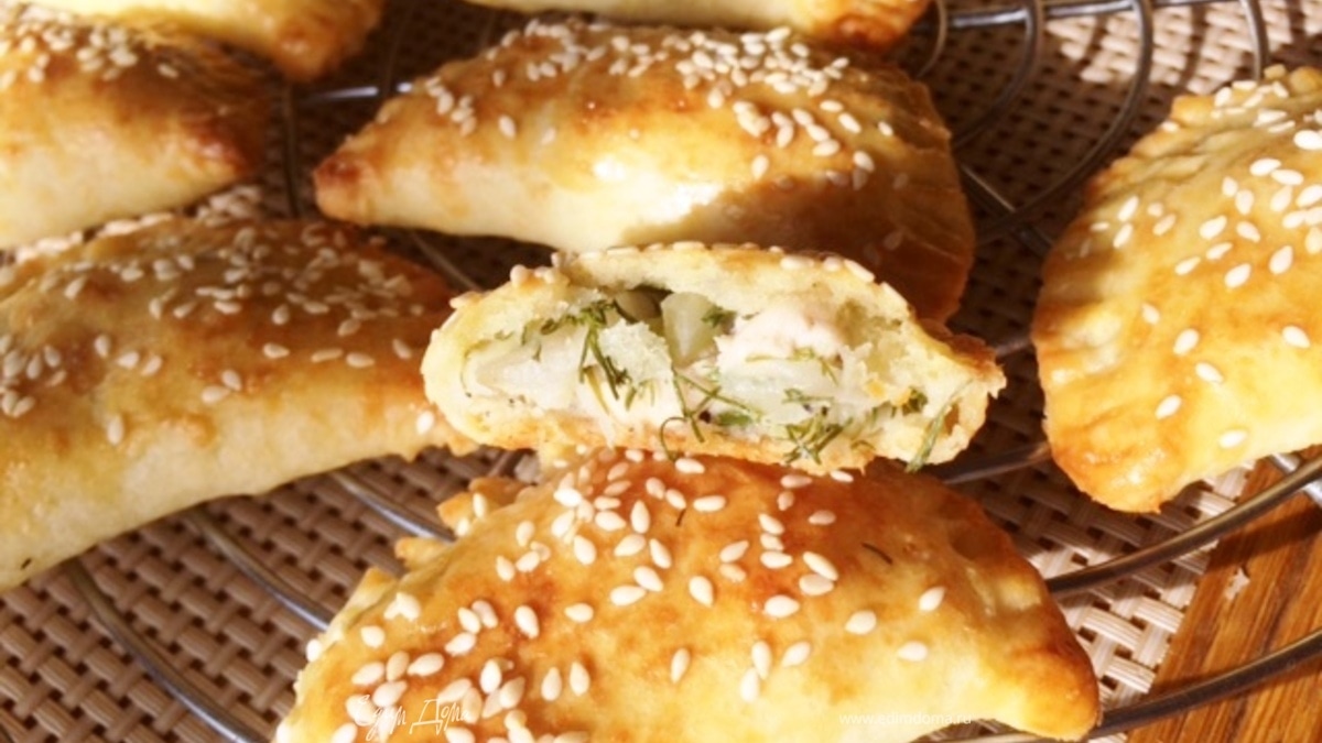 Пирожки из сырного теста с капустой и вишней