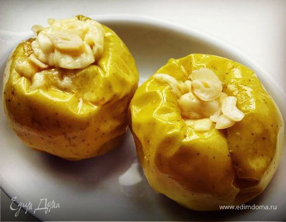 Яблоки с сыром бри, запеченные в микроволновке