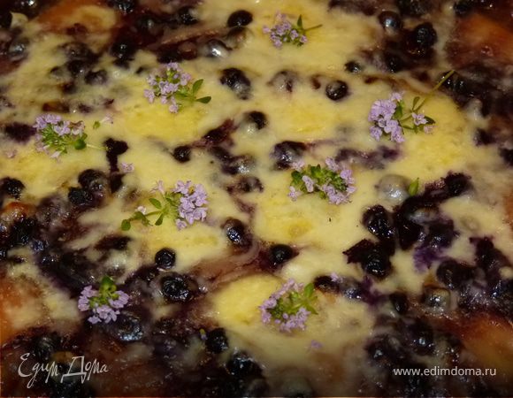 Сладкая пицца с черникой