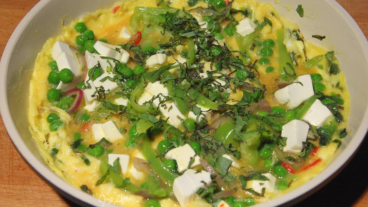 Фриттата со сладким перцем, зеленым горошком и фетой