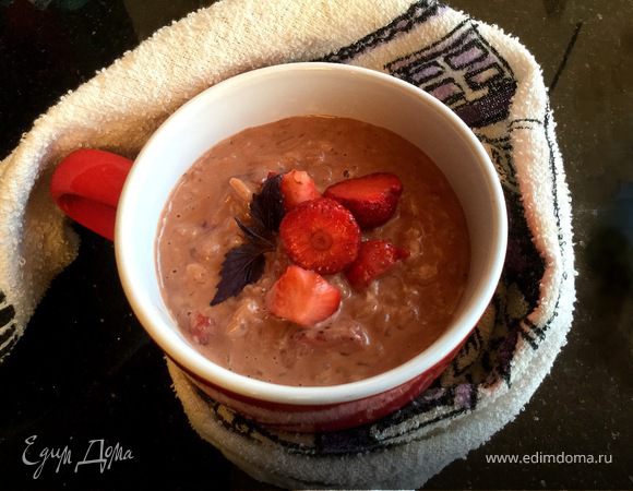 Рисовая каша с клубникой и шоколадом