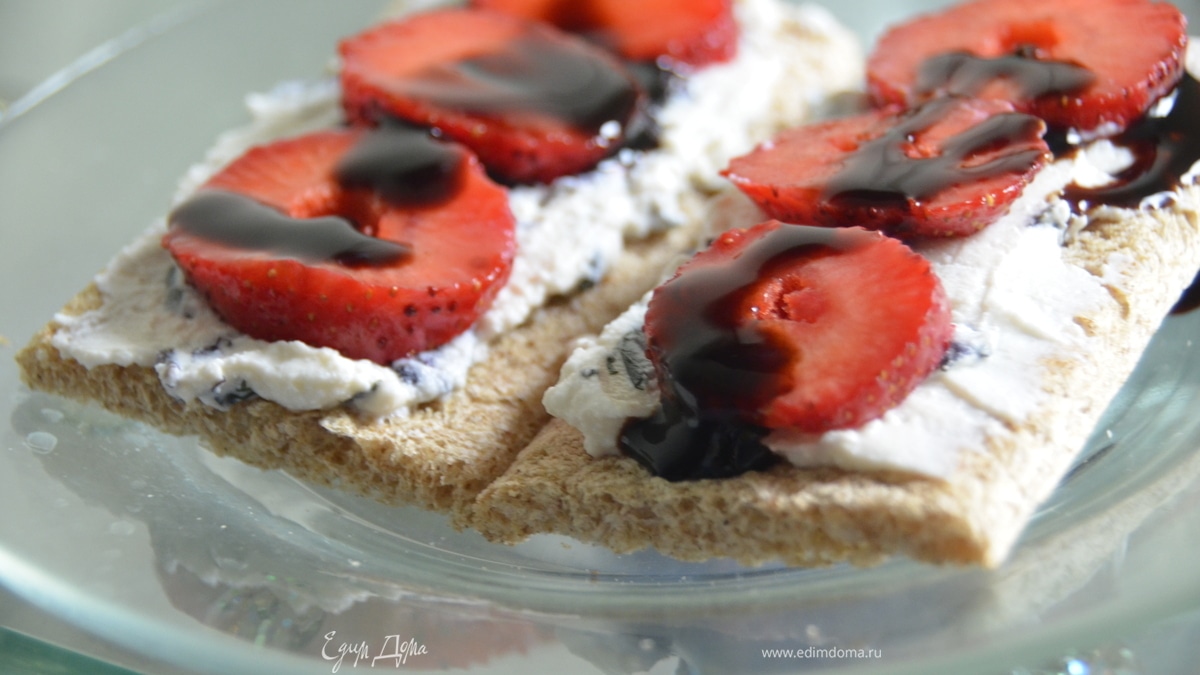 Хлебцы с базиликовой рикоттой и клубникой