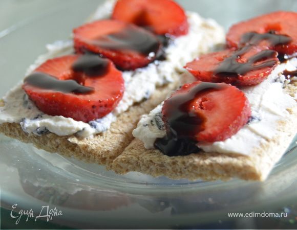 Хлебцы с базиликовой рикоттой и клубникой