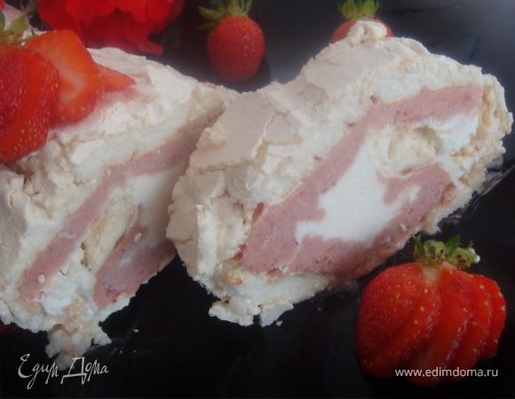 Рулет «Павлова» с клубничным мороженым