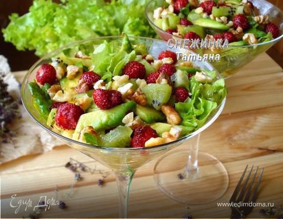 Салат с земляникой, авокадо и киви