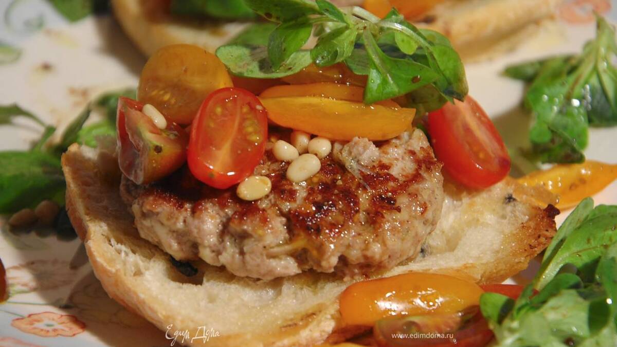 Открытый сицилийский бургер с помидорами