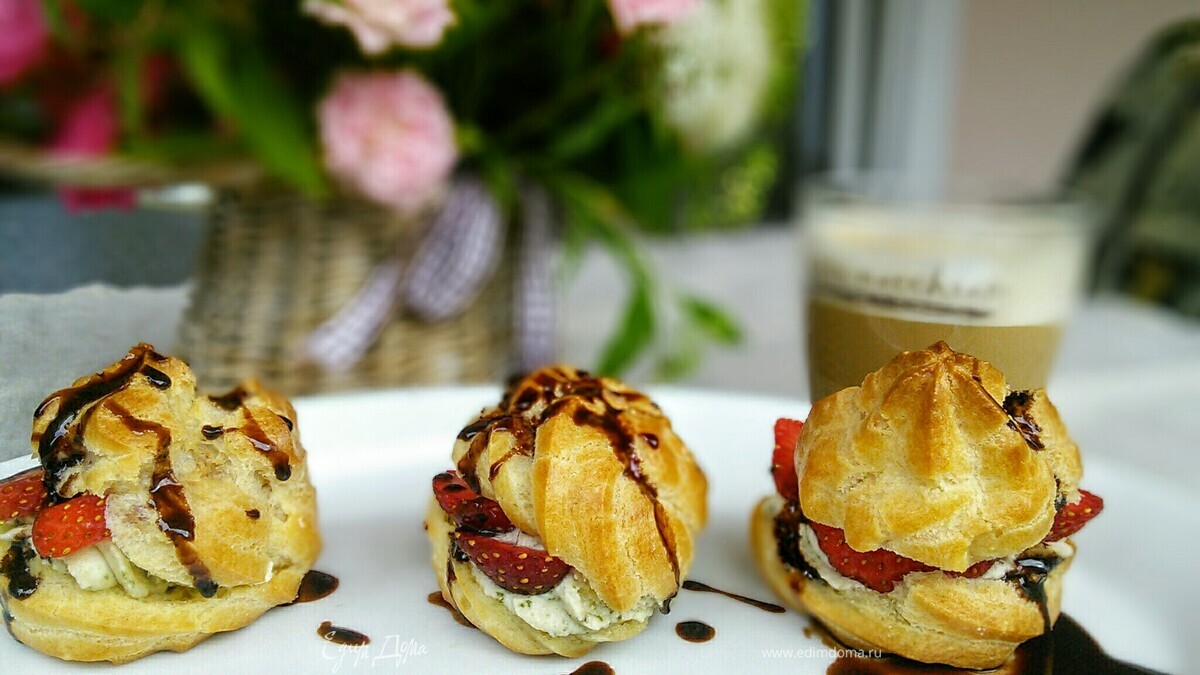 Эклеры с клубникой и базиликовым кремом