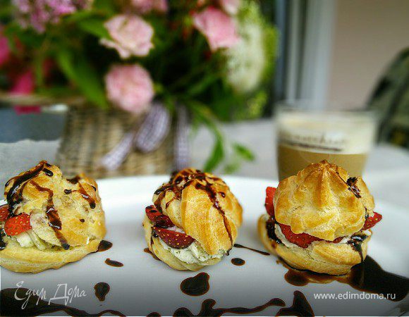 Эклеры с клубникой и базиликовым кремом 