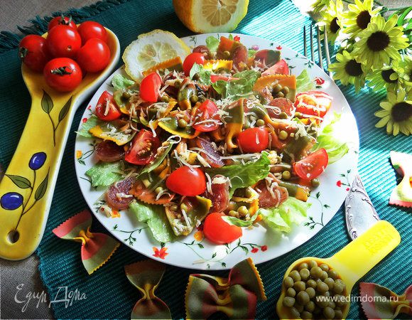 Теплый салат из пасты и овощей