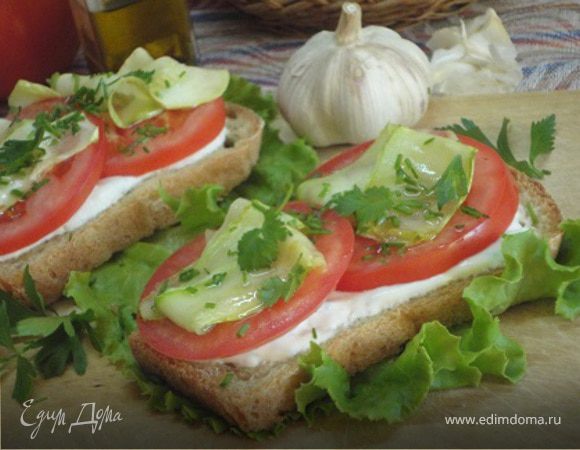 Тосты с кабачком и томатами Тосты с кабачком и томатами
