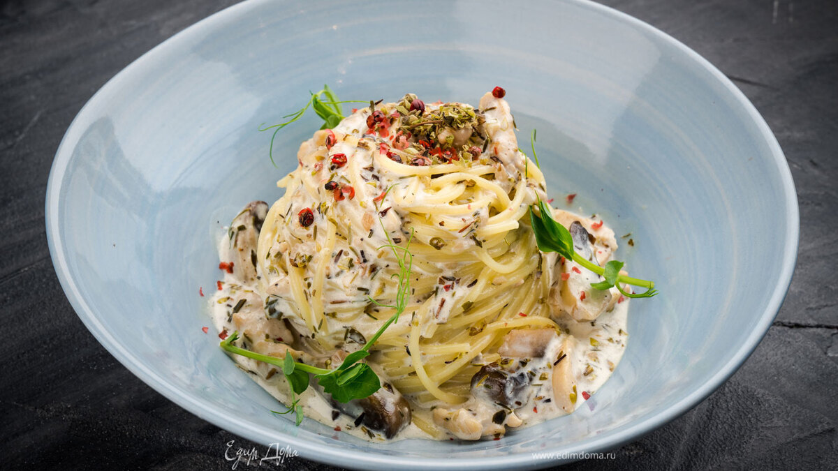 Паста с курицей и грибами