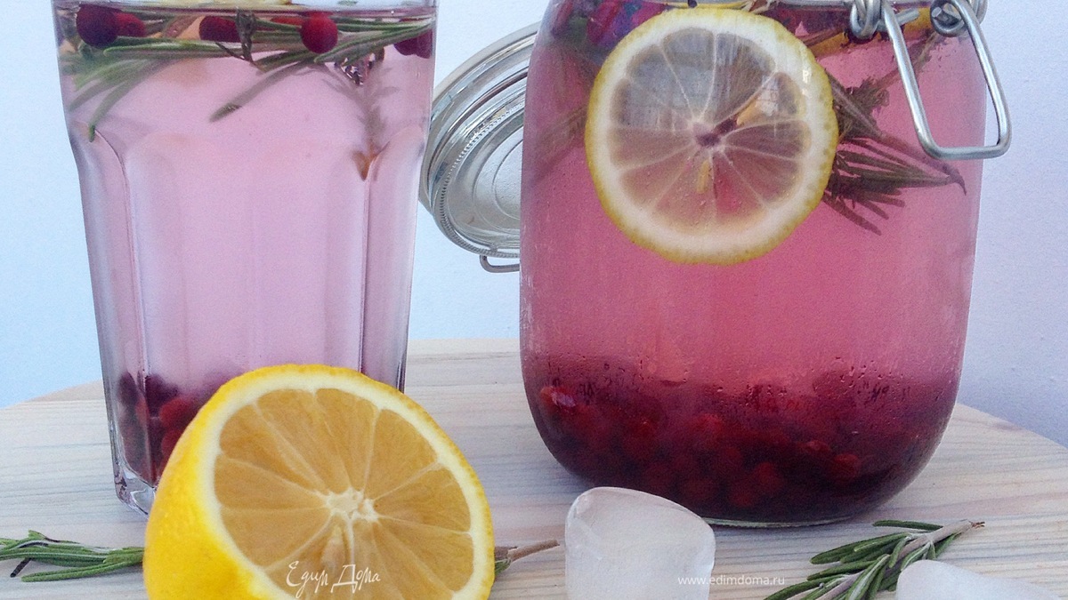 Морс с розмарином, клюквой и медом