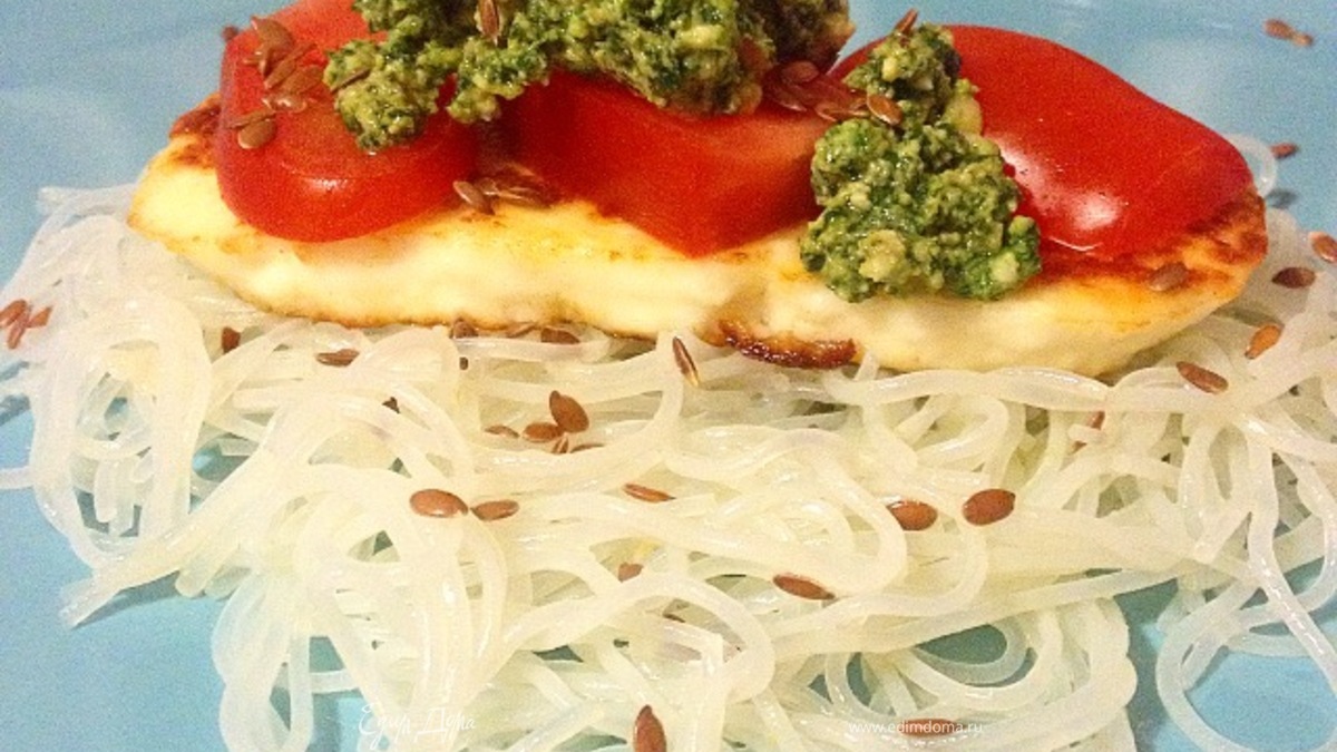 Салат с фунчозой и песто из рукколы