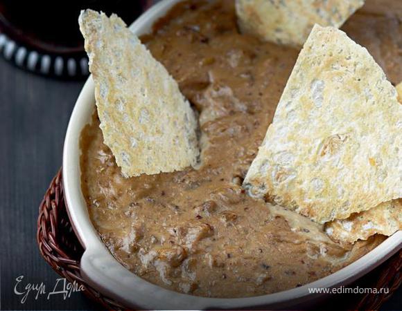 Горячий сырный соус с цесаркой и домашними чипсами