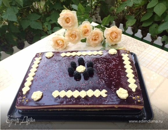 Торт-пирожное с клубникой и смородиной Торт-пирожное с клубникой и смородиной