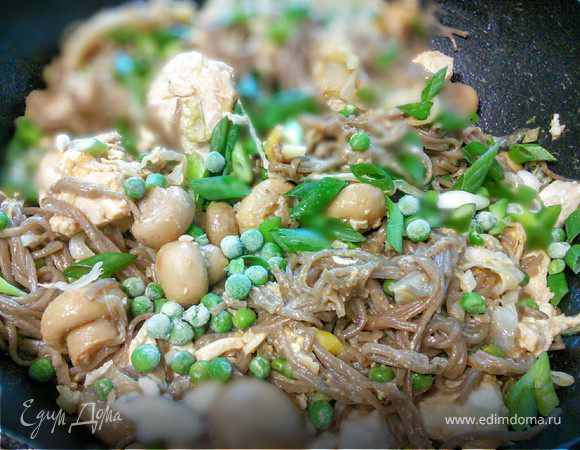 Лапша с курицей и овощами 