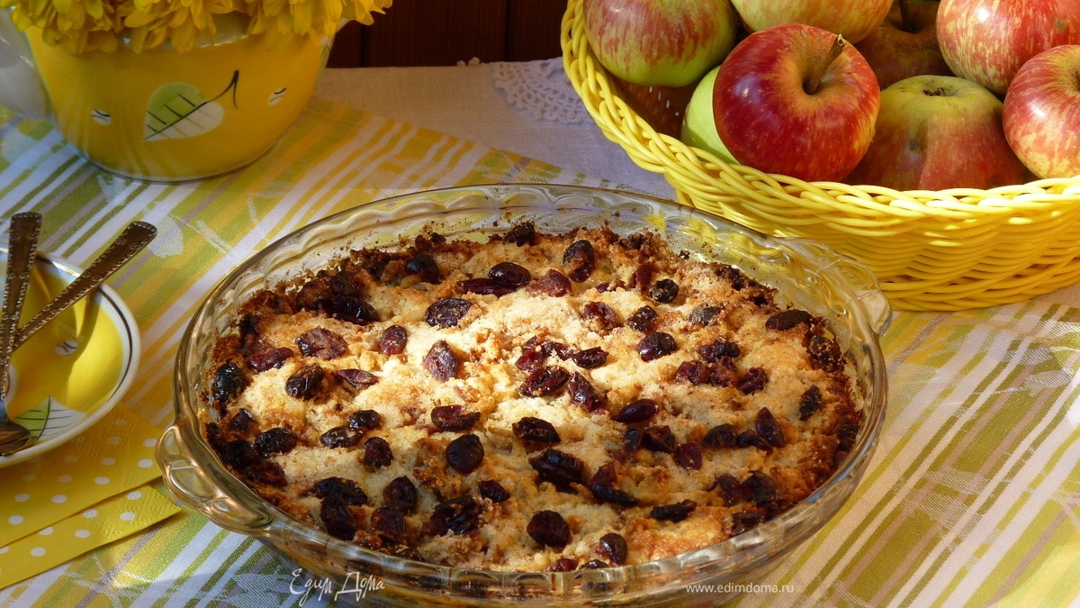 «Сухой» яблочный пирог с корицей и вяленной клюквой