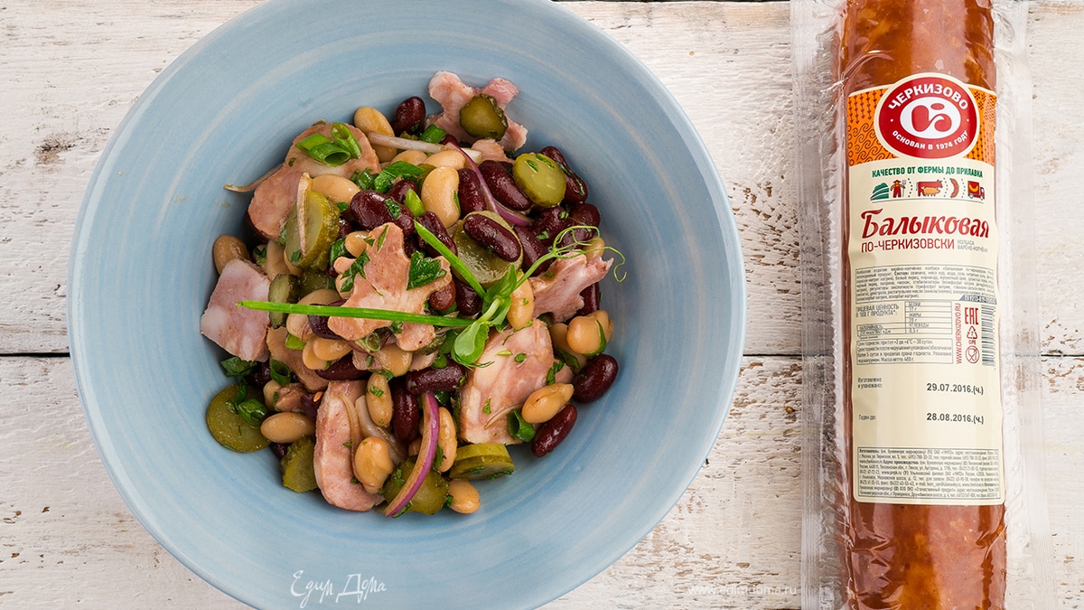 Салат из фасоли с колбасой