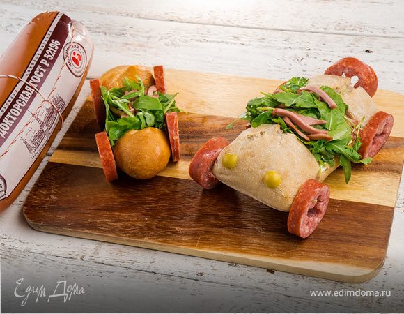 Горячий бутерброд с колбасой и сметанным соусом