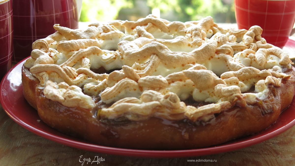 Пирог на йогурте со сливами и меренгой