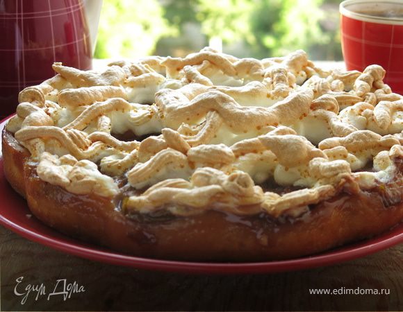 Пирог на йогурте со сливами и меренгой Пирог на йогурте со сливами и меренгой