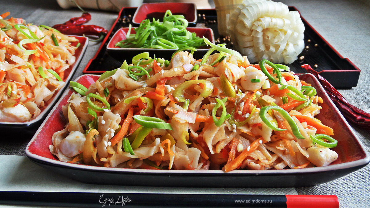 Рисовая лапша с овощами и крабом