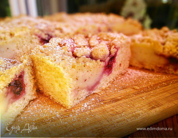 Клубничные бухтельн (сдобные булочки) с ванильным пудингом и штрейзелем  