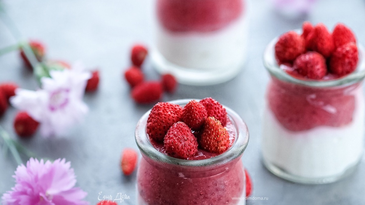 Йогурт с земляничным чиа-пудингом