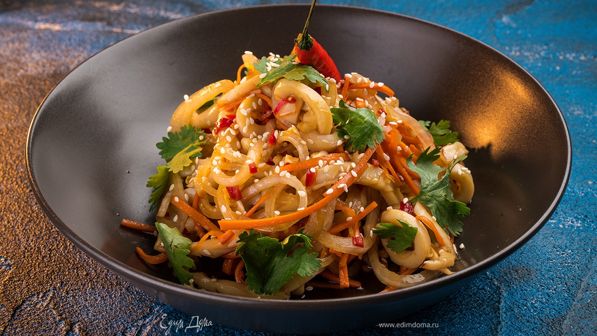 Салат с кальмарами и перцем чили