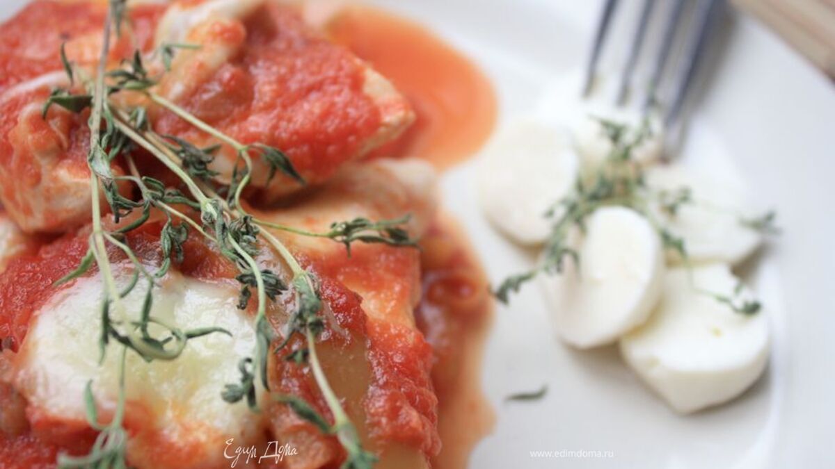 Курица с овощами и моцареллой под томатным соусом