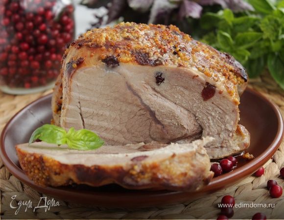 Буженина, шпигованная вяленой клюквой