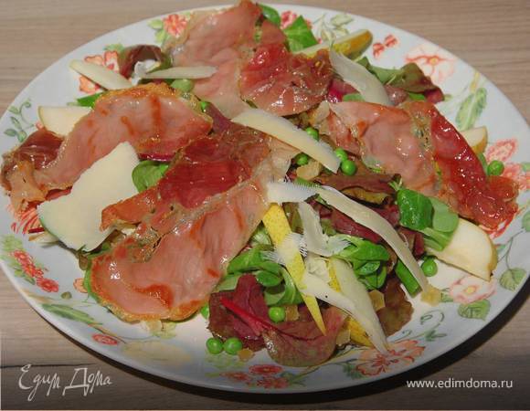Салат с ветчиной, грушей и имбирем 