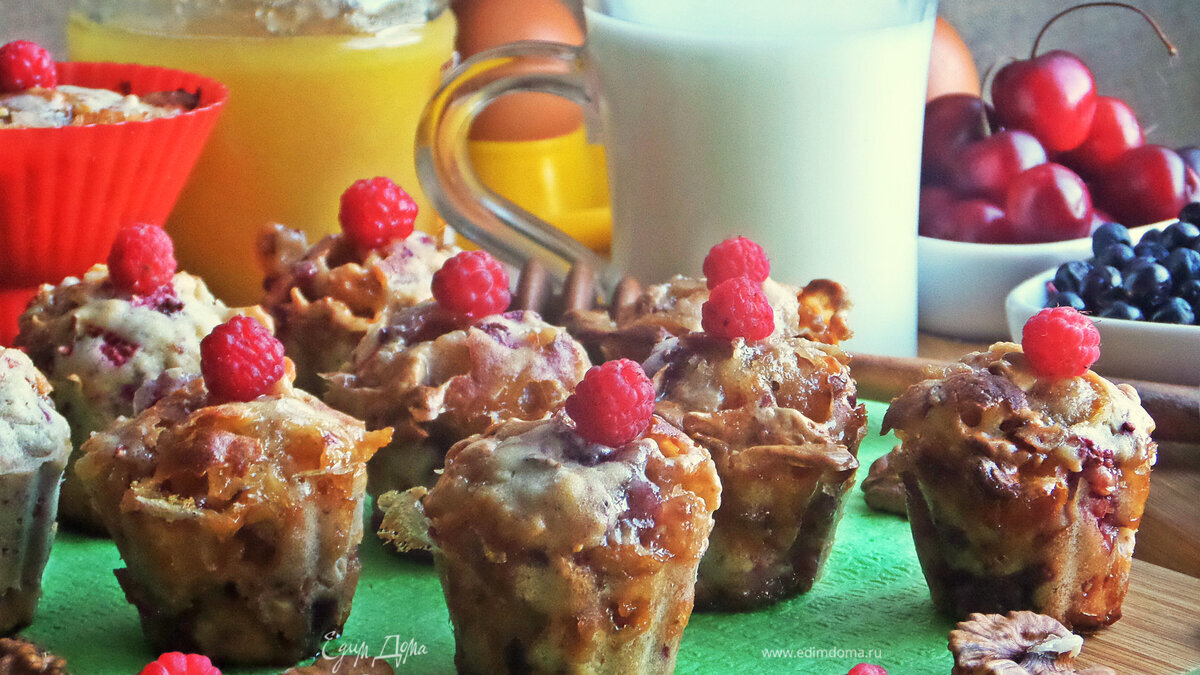 Карамельные маффины с малиной